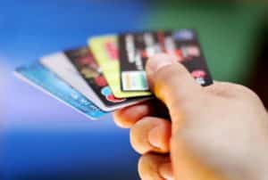 Entenda a diferença do rotativo do cartão de crédito e o cheque especial 