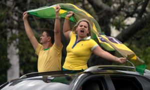 'Eu sou a Constituição', diz Bolsonaro após receber críticas das manifestações 