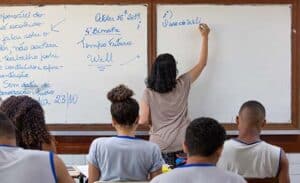 No Rio governo distribui R$ 100 para substituir merendas escolares